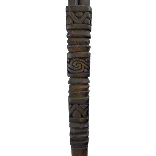 Grand Tun Tun dayak en bois sombre sur socle métallique noir Kalimantan Bornéo (détail)