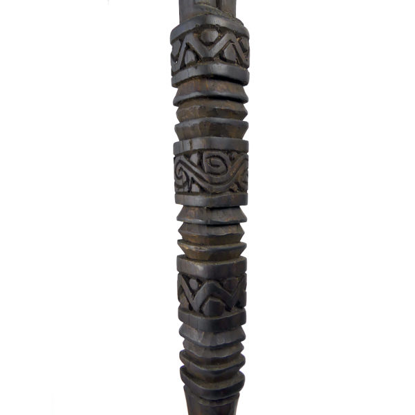 Grand Tun Tun dayak en bois sombre sur socle métallique noir Kalimantan Bornéo (détail)