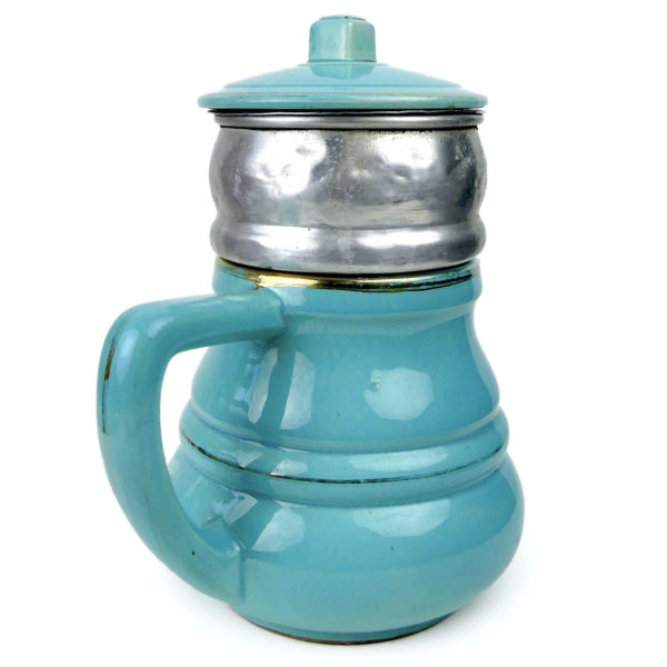 Cafetière grand-mère vintage en céramique bleu ciel or et aluminium Années 50 (3/4 dos)