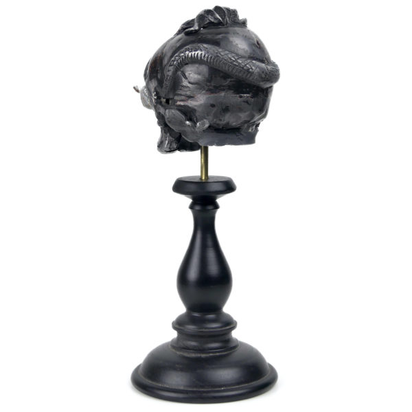 Petit crâne au serpent ciselé en étain sur pied en bois tourné noir Vanité Pascal Jean (3/4 dos)