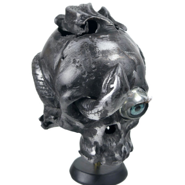 Petit crâne au serpent ciselé en étain sur pied en bois tourné noir Vanité Pascal Jean (dessus 3/4)
