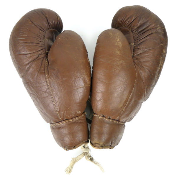 Gants de boxe vintage en cuir usé - Sport ancien - 10 UNZEN (profil)
