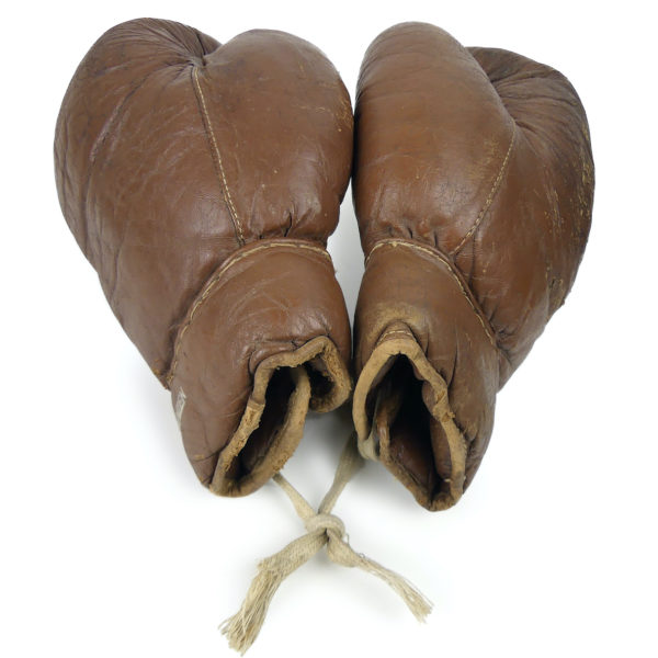 Gants de boxe vintage en cuir usé - Sport ancien - 10 UNZEN (dessous 3/4)
