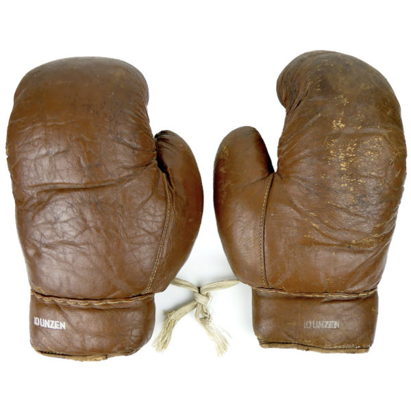 Gants de boxe vintage en cuir usé - Sport ancien - 10 UNZEN (dessus)