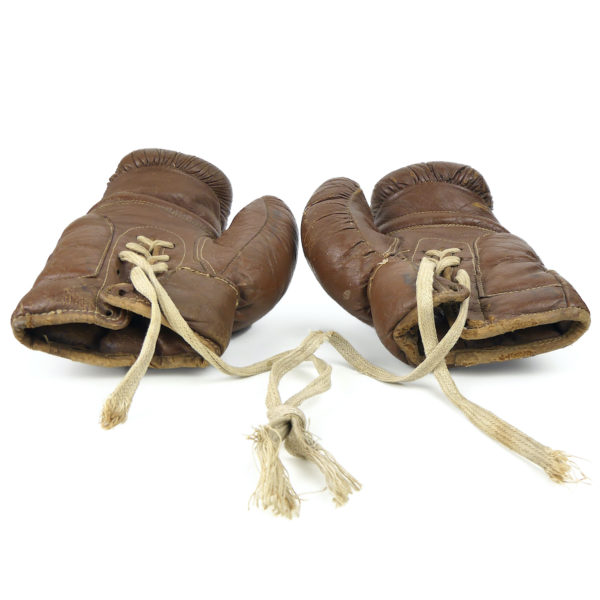 Gants de boxe vintage en cuir usé - Sport ancien - 10 UNZEN (dessous 3/4)
