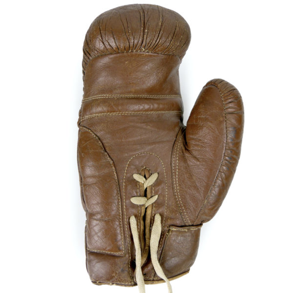 Gants de boxe vintage en cuir usé - Sport ancien - 10 UNZEN (intérieur)
