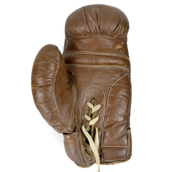 Gants de boxe vintage en cuir usé - Sport ancien - 10 UNZEN (intérieur)