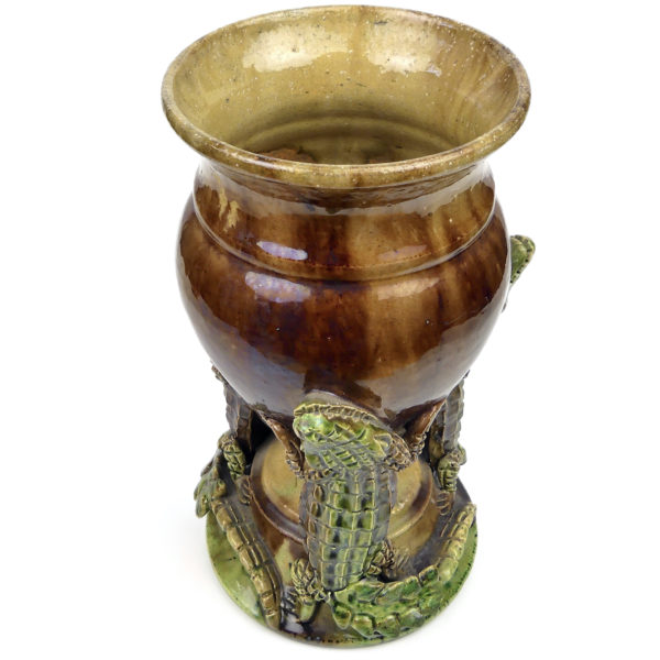 Vase aux crocodiles ancien signé en céramique verte et brune Art nouveau (dessus 3/4)