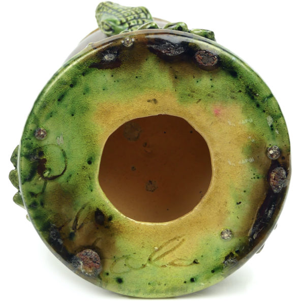 Vase aux crocodiles ancien signé en céramique verte et brune Art nouveau (dessous)