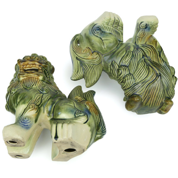 Paire de Shisa lions en porcelaine japonaise d’Okinawa Shi-Shi Période Shōwa (dessous)