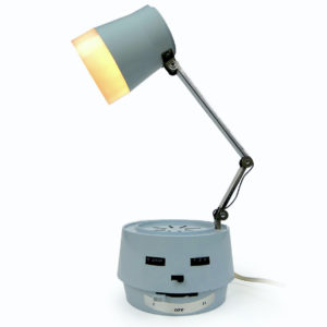 Lampe radio Space Age grandes ondes bleu ciel et acier des années 60 Italie (profil)