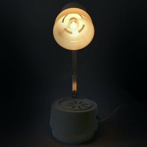 Lampe radio Space Age grandes ondes bleu ciel et acier des années 60 Italie (face allumée)