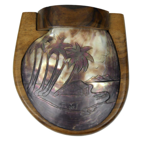 Boîte à bijoux polynésienne en coquille de nacre noire ciselée et bois de rose (dessus)