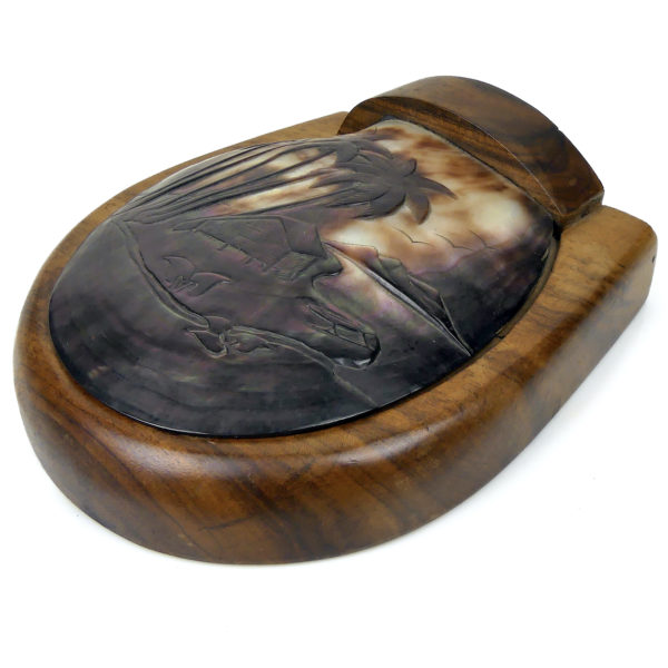 Boîte à bijoux polynésienne en coquille de nacre noire ciselée et bois de rose (3/4)