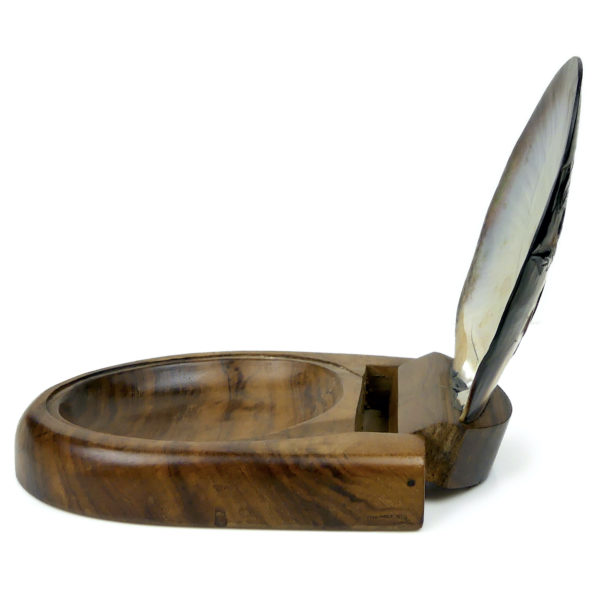 Boîte à bijoux polynésienne en coquille de nacre noire ciselée et bois de rose (profil ouvert)