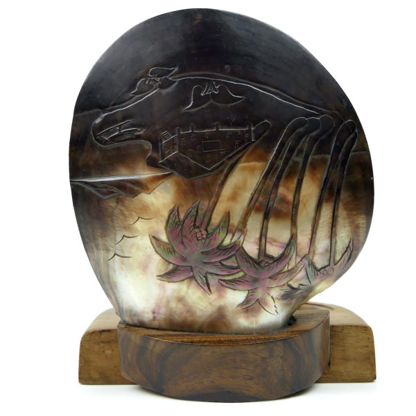 Boîte à bijoux polynésienne en coquille de nacre noire ciselée et bois de rose (dos ouvert)