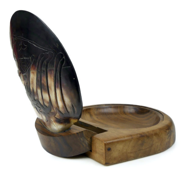 Boîte à bijoux polynésienne en coquille de nacre noire ciselée et bois de rose (3/4 dos ouvert)