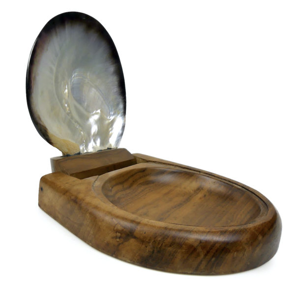 Boîte à bijoux polynésienne en coquille de nacre noire ciselée et bois de rose (3/4 ouvert)