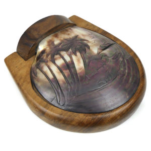 Boîte à bijoux polynésienne en coquille de nacre noire ciselée et bois de rose (3/4)