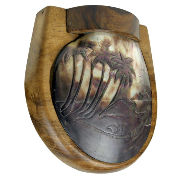 Boîte à bijoux polynésienne en coquille de nacre noire ciselée et bois de rose (dessus 3/4)