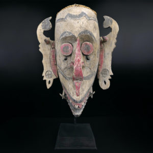 Grand masque Hudoq rouge et noir zoomorphique Dayak Île de Kalimantan (face)