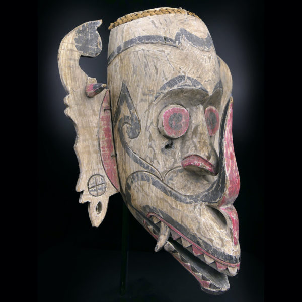 Grand masque Hudoq rouge et noir zoomorphique Dayak Île de Kalimantan (3/4)