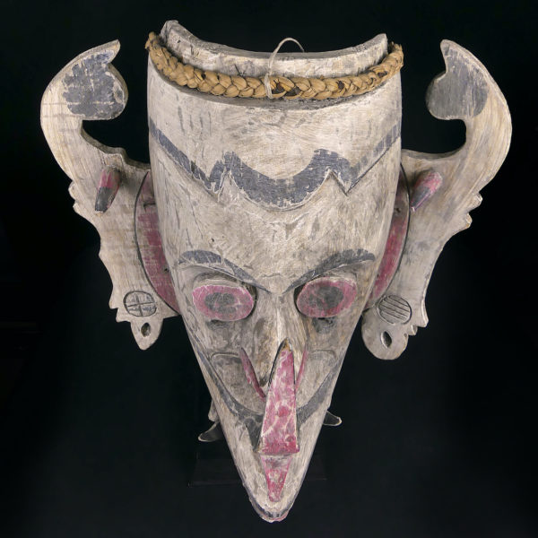 Grand masque Hudoq rouge et noir zoomorphique Dayak Île de Kalimantan (dessus 3/4)
