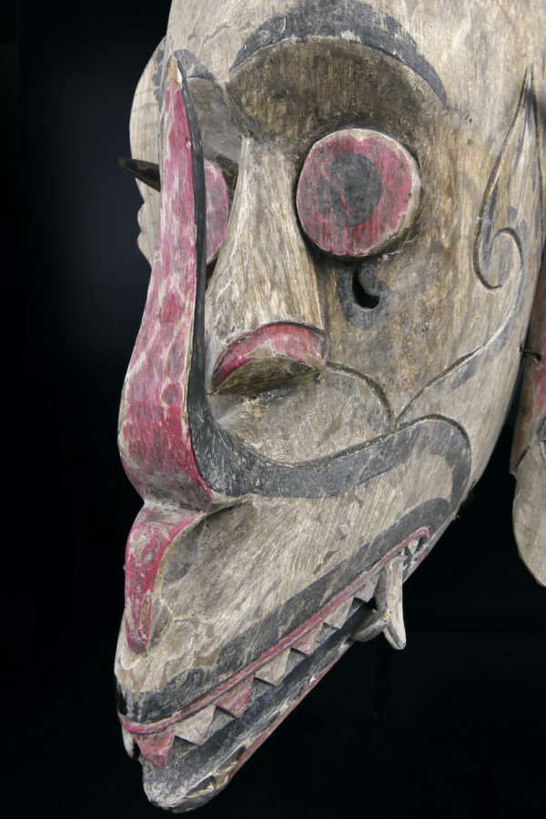 Grand masque Hudoq rouge et noir zoomorphique Dayak Île de Kalimantan (détail)