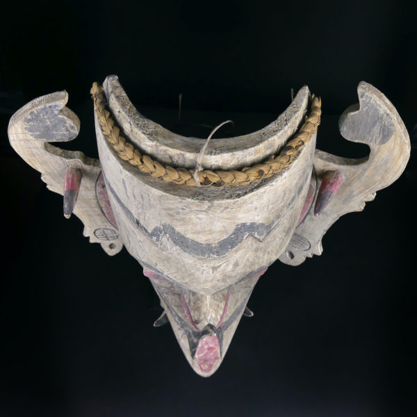 Grand masque Hudoq rouge et noir zoomorphique Dayak Île de Kalimantan (dessus)