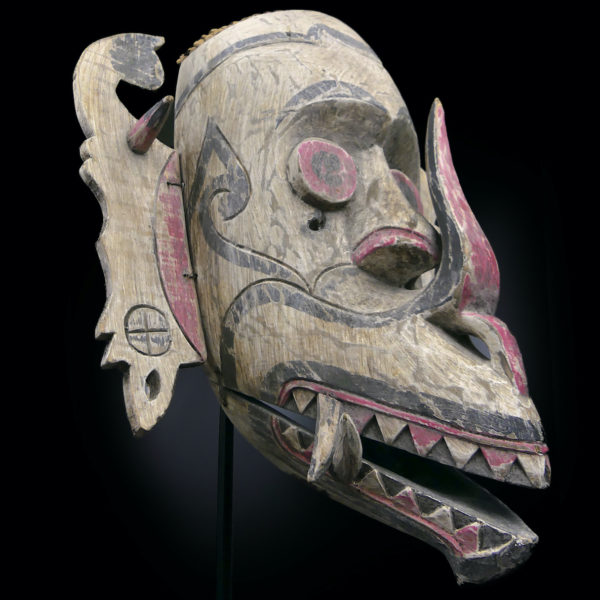 Grand masque Hudoq rouge et noir zoomorphique Dayak Île de Kalimantan (3/4)