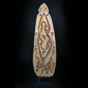 Grand bouclier Asmat en bois peint sur socle Irian Jaya Papouasie-occidentale