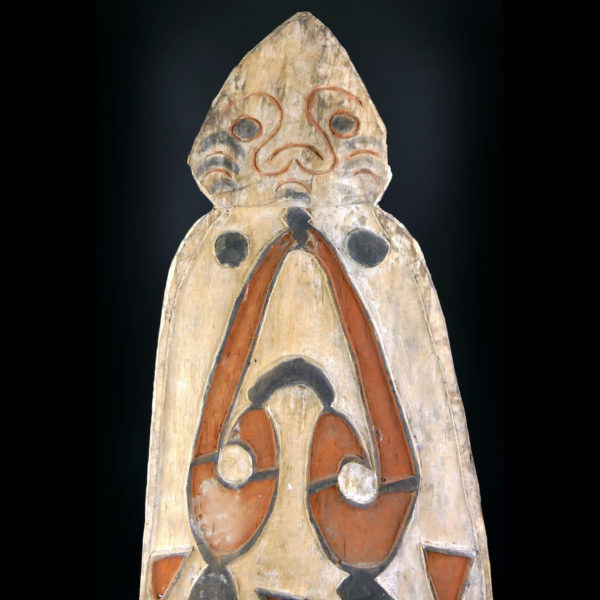 Grand bouclier Asmat en bois peint sur socle Irian Jaya Papouasie-occidentale (détail)