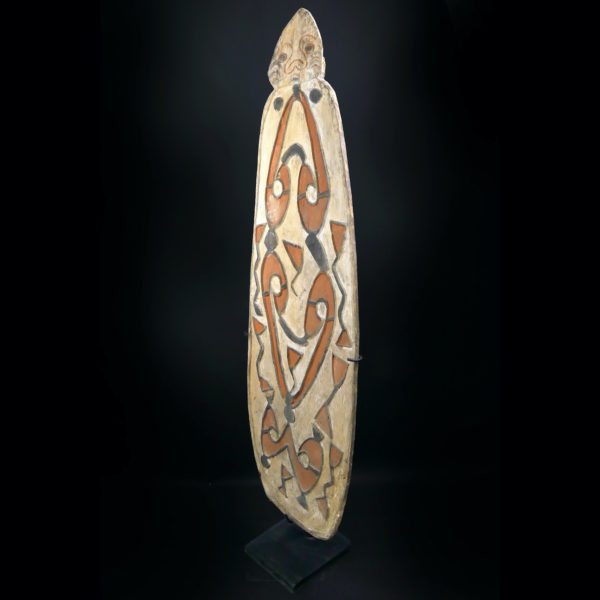 Grand bouclier Asmat en bois peint sur socle Irian Jaya Papouasie-occidentale (3/4)