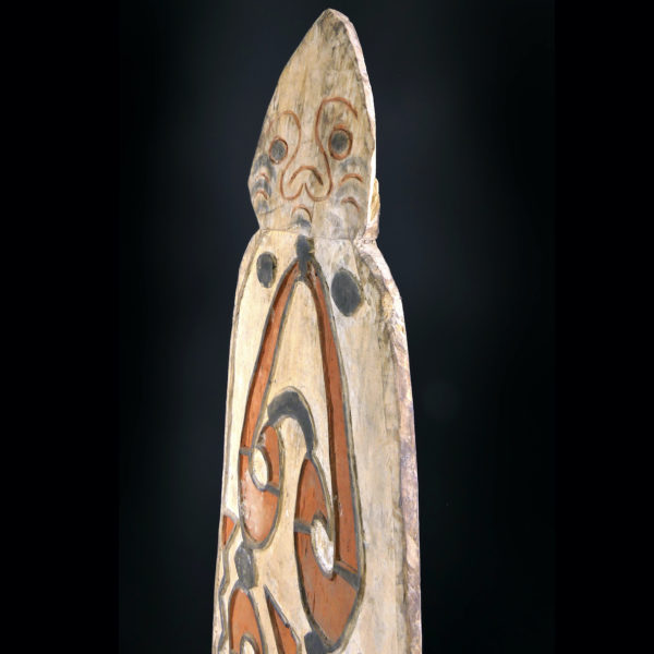 Grand bouclier Asmat en bois peint sur socle Irian Jaya Papouasie-occidentale (détail)