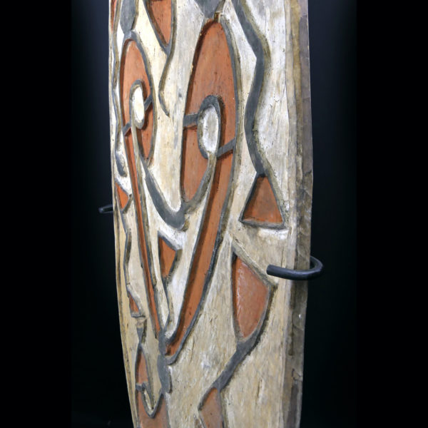 Grand bouclier Asmat en bois peint sur socle Irian Jaya Papouasie-occidentale (détail)