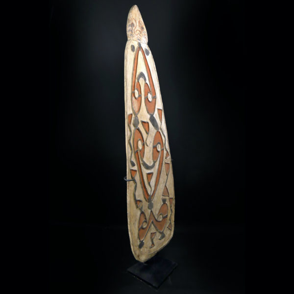 Grand bouclier Asmat en bois peint sur socle Irian Jaya Papouasie-occidentale (3/4)