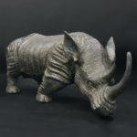 Grand rhinocéros noir en céramique à belle patine Sculpture animalière (3/4)