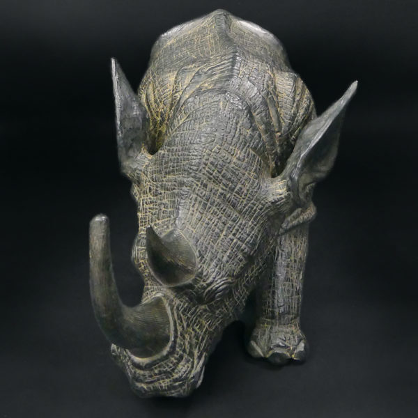 Grand rhinocéros noir en céramique à belle patine Sculpture animalière (face)