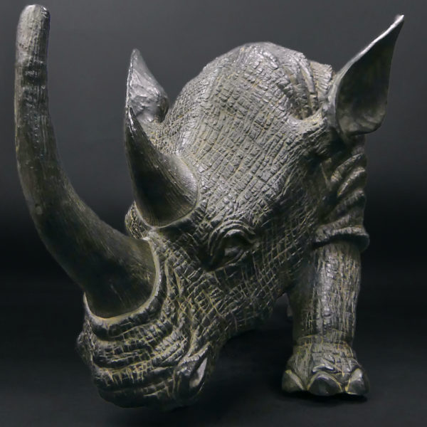 Grand rhinocéros noir en céramique à belle patine Sculpture animalière (face)