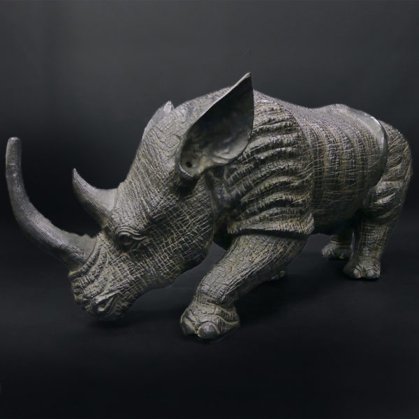 Grand rhinocéros noir en céramique à belle patine Sculpture animalière (3/4)