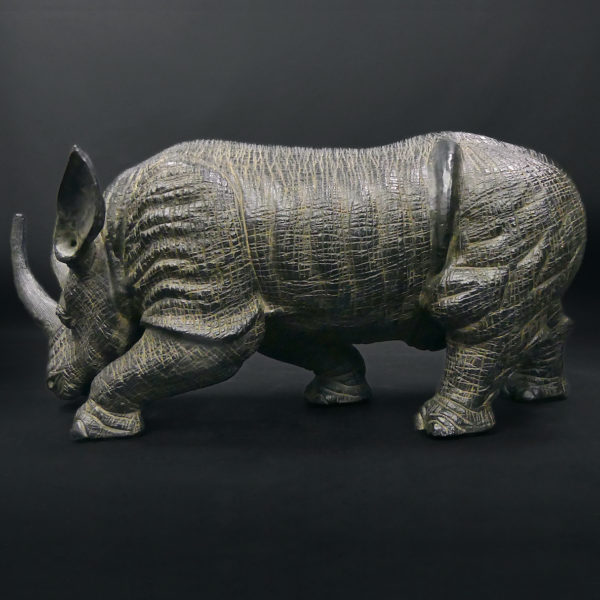 Grand rhinocéros noir en céramique à belle patine Sculpture animalière (profil)