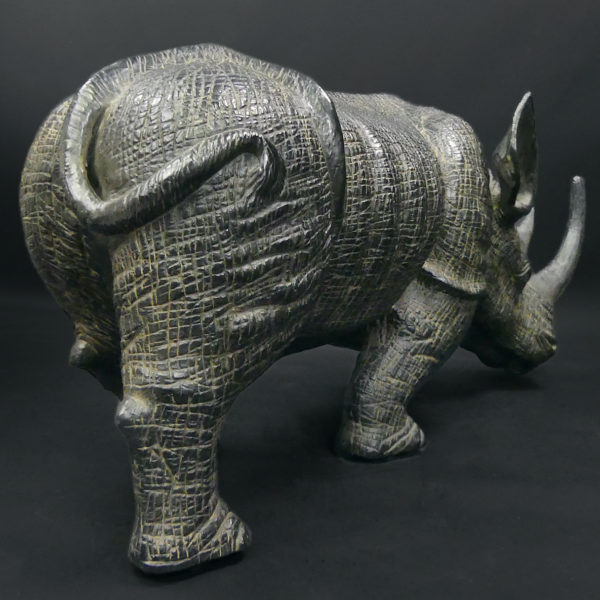Grand rhinocéros noir en céramique à belle patine Sculpture animalière (3/4 dos)