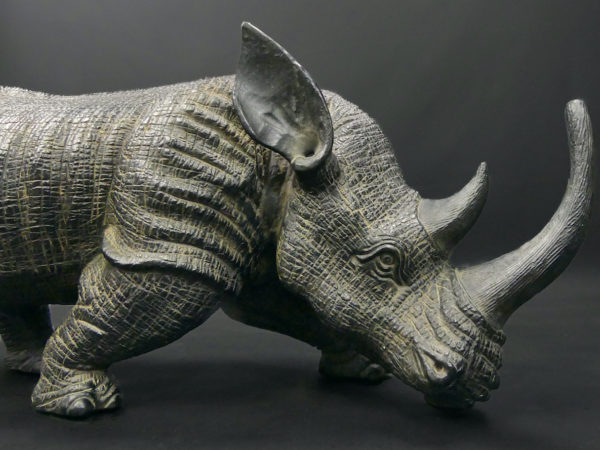 Grand rhinocéros noir en céramique à belle patine Sculpture animalière (détail)