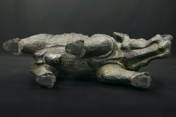 Grand rhinocéros noir en céramique à belle patine Sculpture animalière (dessous)