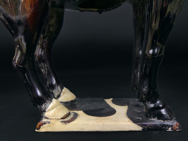 Grand cheval chinois style Tang brun en terre cuite émaillée Art chinois (détail)