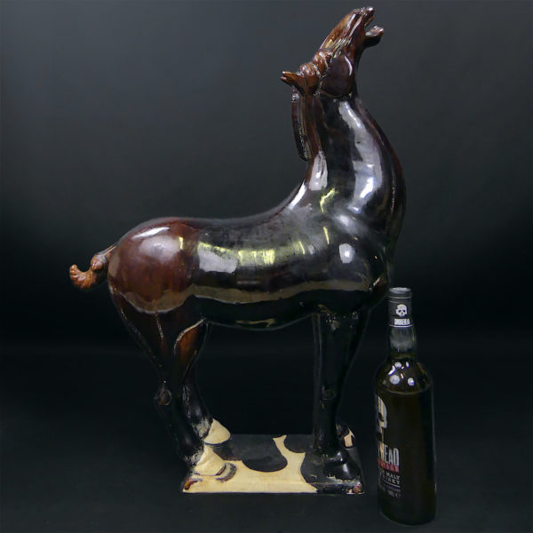 Grand cheval chinois style Tang brun en terre cuite émaillée Art chinois (proportion)
