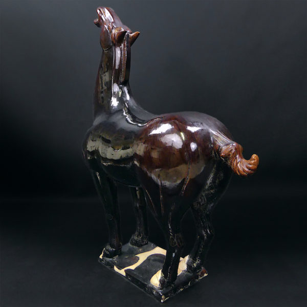 Grand cheval chinois style Tang brun en terre cuite émaillée Art chinois (3/4 dos)