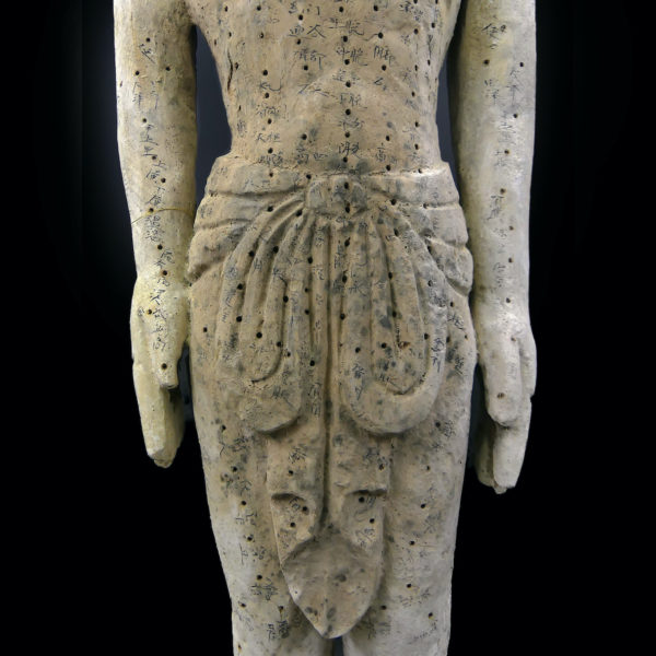 Grande statue acupuncture homme sculptée en bois Chine Mi-XXe (détail)