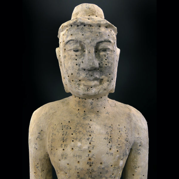 Grande statue acupuncture homme sculptée en bois Chine Mi-XXe (détail)