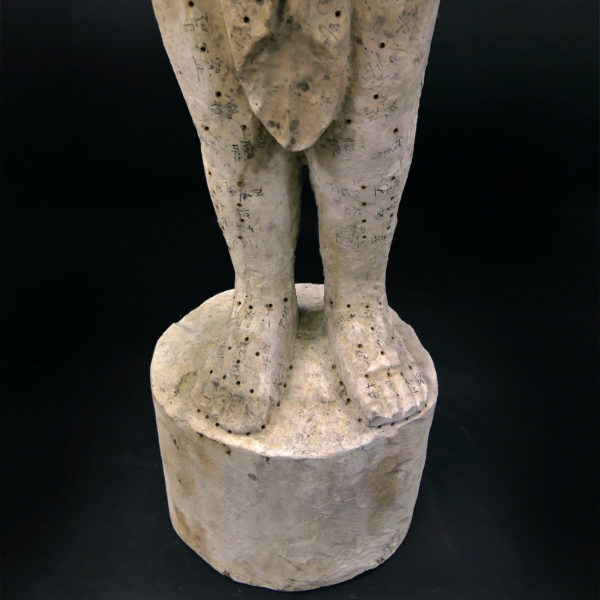 Grande statue acupuncture homme sculptée en bois Chine Mi-XXe (détail)